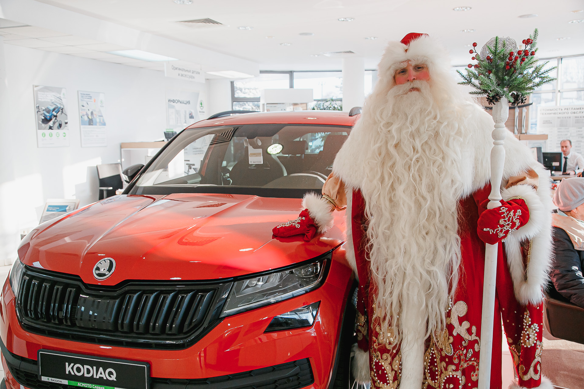 В автосалоне «АСМОТО Славия» Дед Мороз исполняет заветные желания