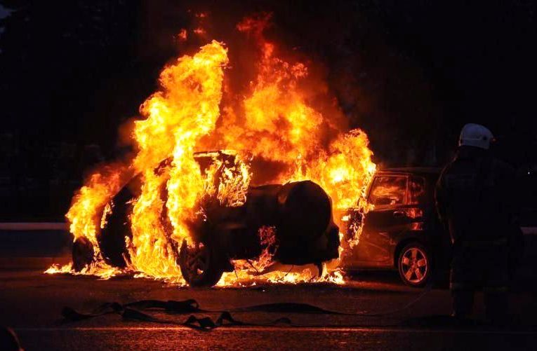 Машины в Екб начали гореть на платных парковках