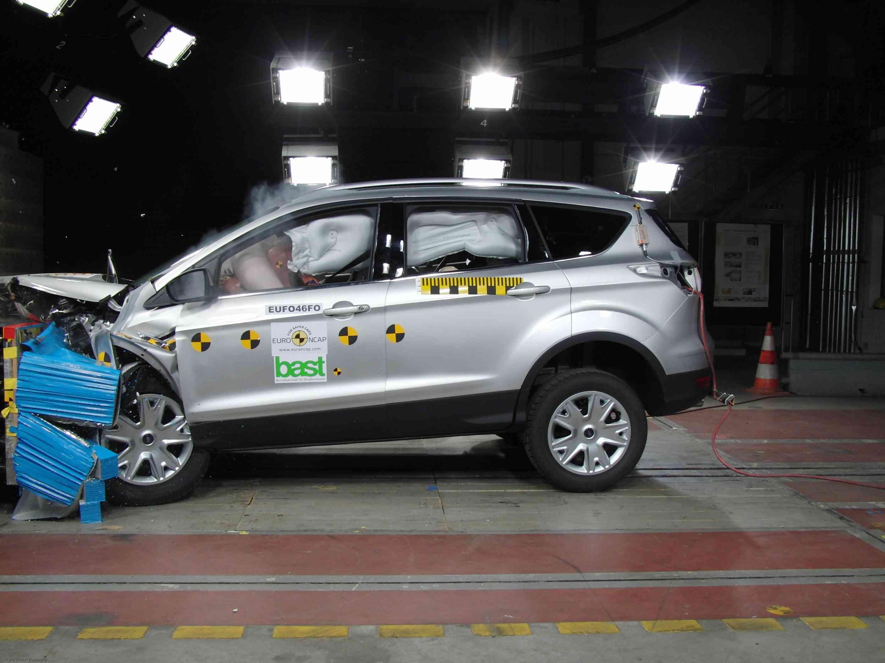 Краш тестах euroncap. Краш тест Куга. Краш тест Форд Куга. Краш тест Форд Куга 2. Outlander Mitsubishi EURONCAP.