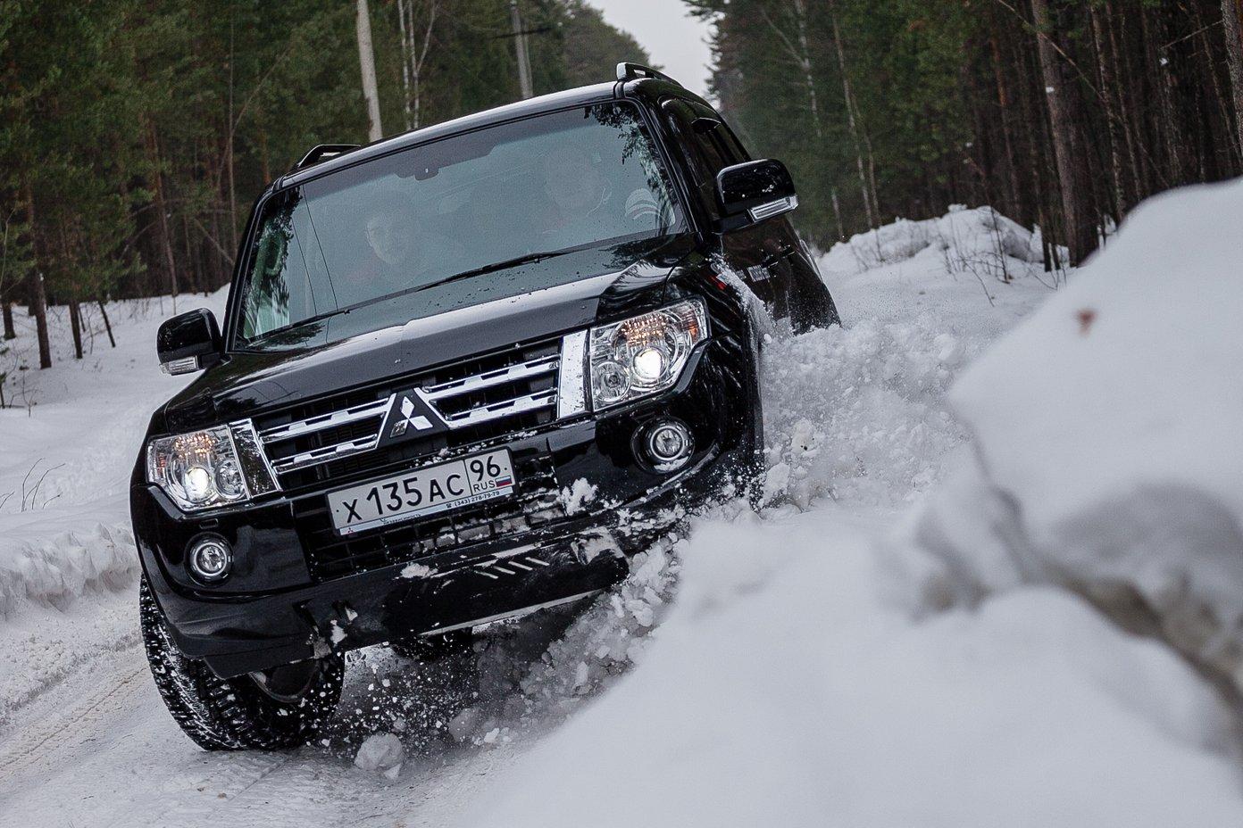 Зимний внедорожник. Pajero 4 тест драйв. Внедорожники в Свердловской области. Внедорожник в снегу фото. Машины Мицубиси зимой джип в городе.