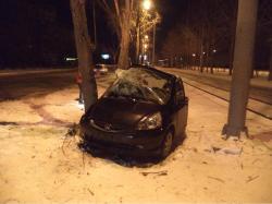 Сегодня ночью при столкновении машины с деревом пострадали два человека