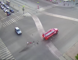 Скутер залетел под пожарную машину в Екатеринбурге