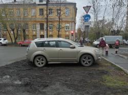 Водители будут получать штрафы за парковку на газонах, где нет травы