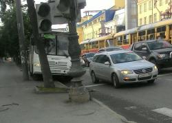 В центре Екатеринбурга маршрутка влетела в дерево