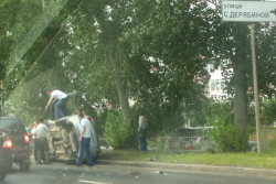 На Объездной дороге легковушка перевернулась на бок