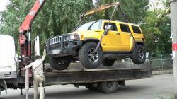 Автоледи лишилась Hummer H3 за долги