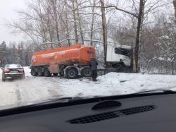 Возле Челябинского тракта бензовоз врезался в грузовик