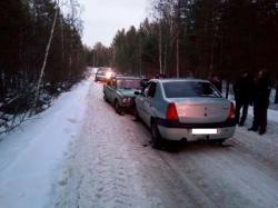 Не поделили дорогу девушки, а пострадали дети