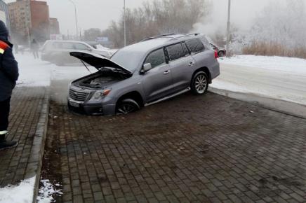 В Екб Lexus провалился под землю