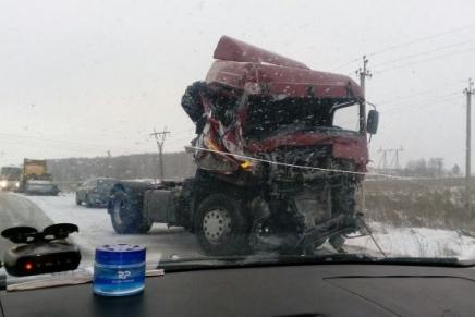 На трассе столкнулись две фуры и легковое авто