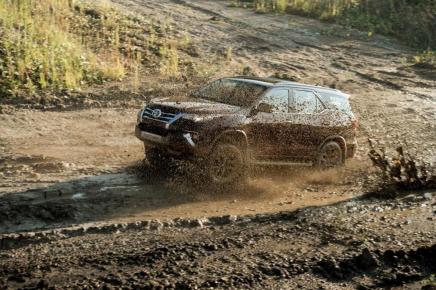 Toyota Fortuner доступен с бензиновым мотором