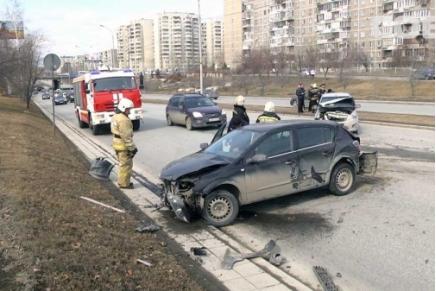 На выезде из Екб столкнулись 4 авто