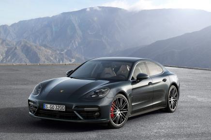 В элитном дворе сгорел Porsche Panamera