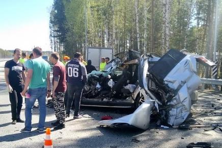 Mercedes на трассе протаранил грузовик