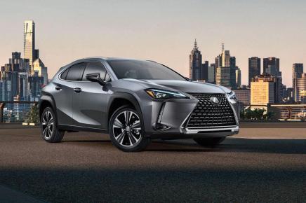 Lexus начнет продажи компактного кроссовера UX