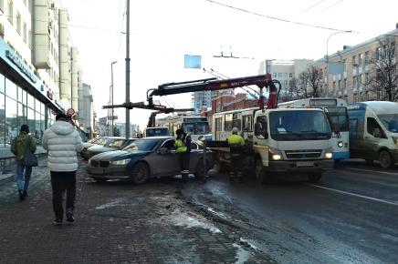 В Екб запретят парковаться на 12 улицах