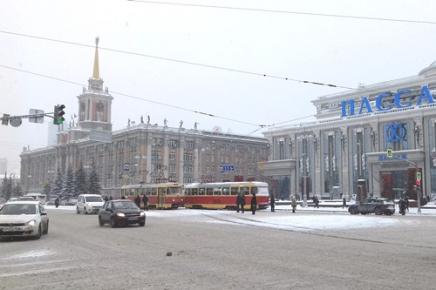 Где бесплатно припарковаться возле Ёлки на площади 1905 года