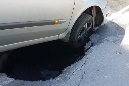 На ВИЗе автомобиль провалился под асфальт