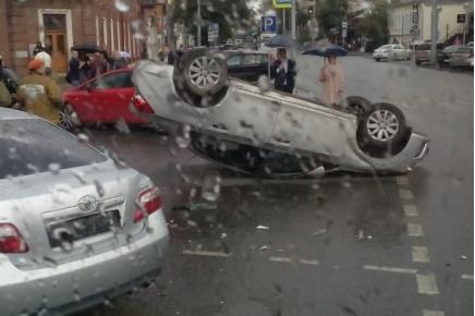 В центре Екб перевернулся на крышу автомобиль