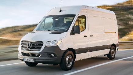 Фургоны Mercedes Sprinter могут откатываться сами по себе