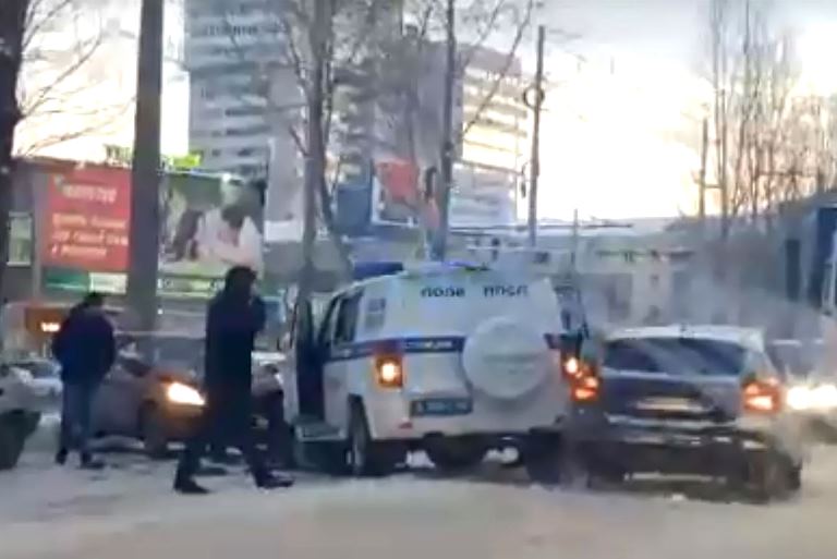 Полицейский УАЗ на встречке столкнулся с 4 автомобилями