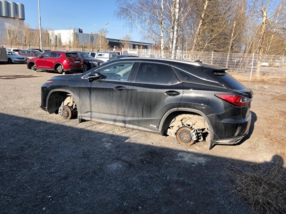 На платной парковке аэропорта Кольцово с машин снимают колеса