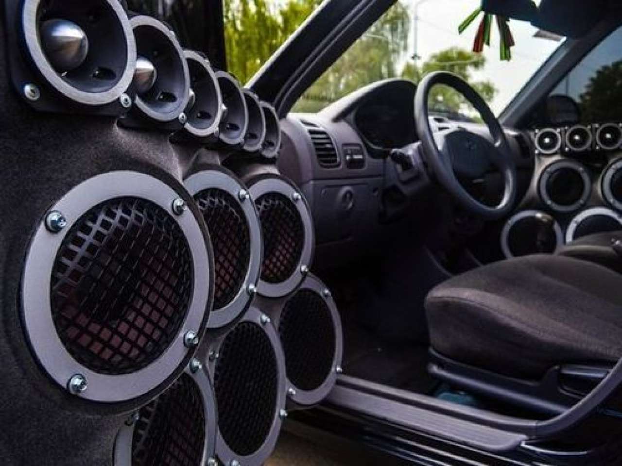 Звуки открытой машины. Автозвук ВАЗ 2107 Ural. Alphard автозвук. Акустика в машину. Машина колонка музыкальная.
