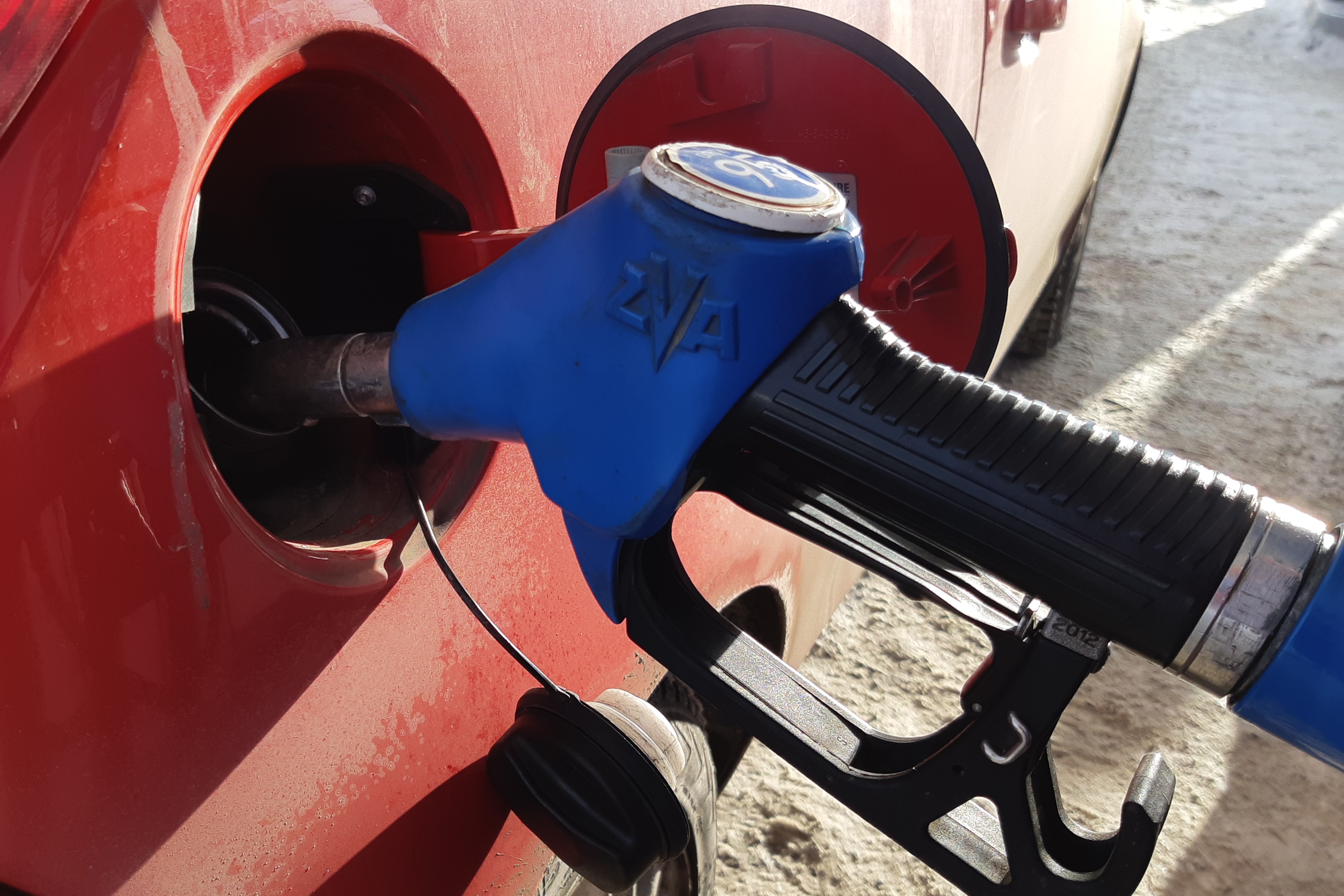 Несколько АЗС в Екатеринбурге снизили цены на бензин