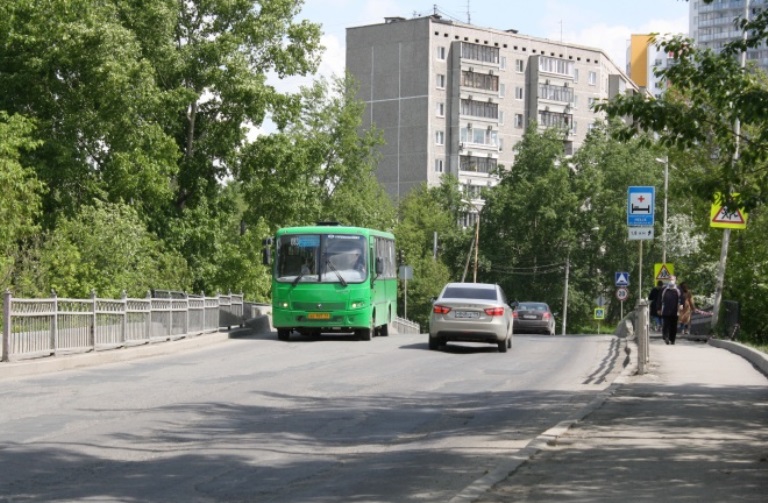 С 22 июня переехать через Исеть по мосту, идущему от улицы Лыжников, невозможно.