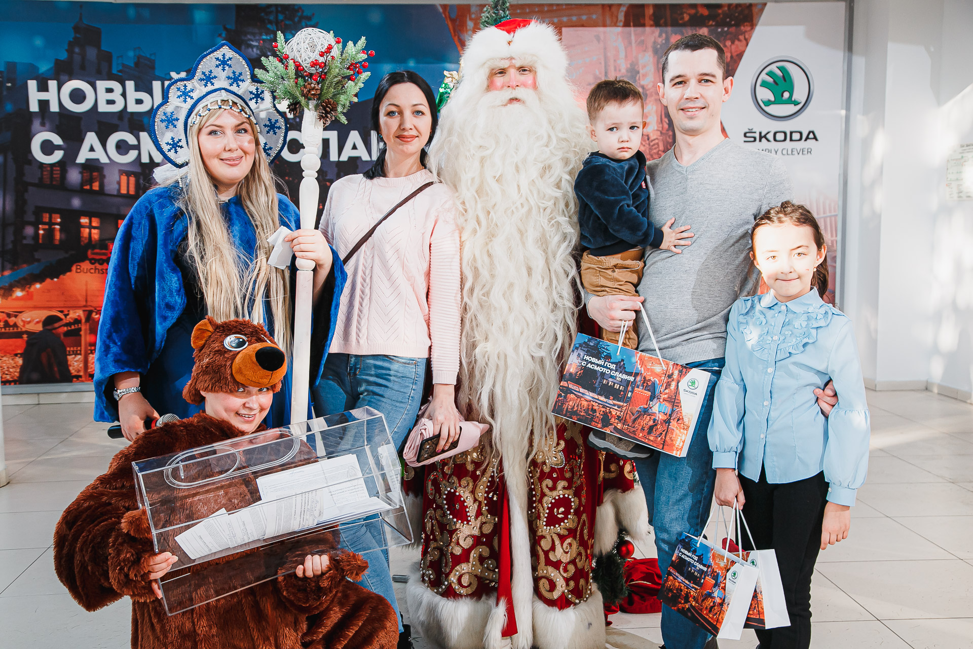 В автосалоне «АСМОТО Славия» Дед Мороз исполняет заветные желания