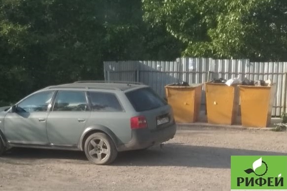 Стихийные парковки мешают вывозить мусор из Екб