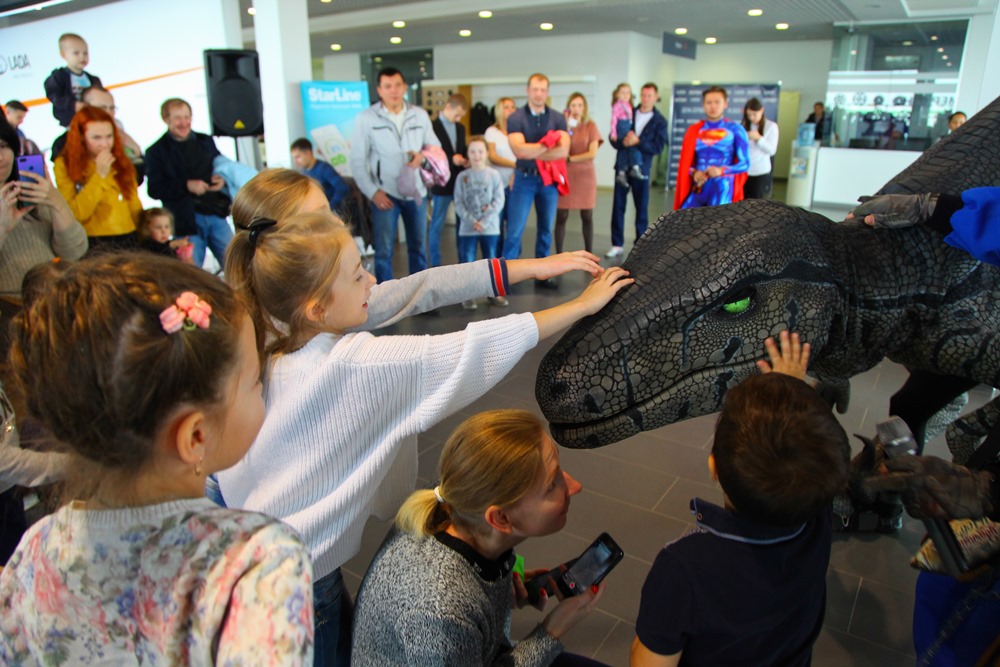 Динозавр Ричи на детском празднике в автоцентре «Автовек»