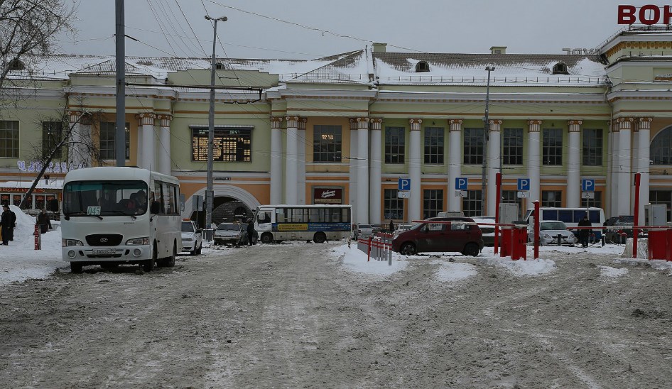 Парковка на вокзале екатеринбург. Привокзальная площадь Екатеринбург. Парковка у ЖД вокзала Екатеринбург. Ж Д вокзал Екатеринбург парковка. Привокзальная площадь Екатеринбург пассажирский.